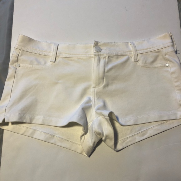 white jegging shorts